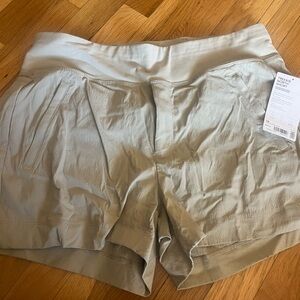 NWT Athleta Trekkie North Short - Khaki Eccru Size 14